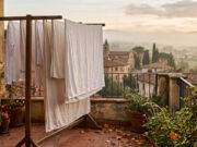 Equinozio d’autunno 23 settembre: da quel giorno il bucato fuori non si asciuga più uguale Bucato steso su una terrazza in Toscana all'alba, con foschia autunnale dopo l'equinozio di settembre