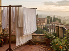 Equinozio d’autunno 23 settembre: da quel giorno il bucato fuori non si asciuga più uguale Bucato steso su una terrazza in Toscana all'alba, con foschia autunnale dopo l'equinozio di settembre