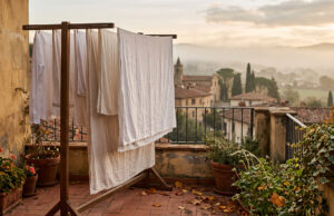 Equinozio d’autunno 23 settembre: da quel giorno il bucato fuori non si asciuga più uguale Bucato steso su una terrazza in Toscana all'alba, con foschia autunnale dopo l'equinozio di settembre