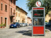Il doppio squillo alla cabina telefonica: il motivo per cui non costava nulla Vecchia cabina telefonica pubblica Telecom Italia con cornetta e vetri rossi in una strada italiana