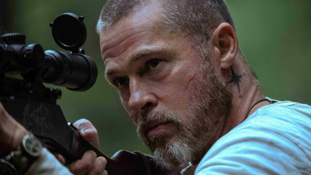 Heart of the Beast: Brad Pitt nei panni di James Belmont Primo piano di Brad Pitt con fucile da cecchino in una scena di Heart of the Beast