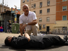 Il metodo Paraldi: chi è davvero Marco Paraldi, il personaggio ispirato al passato di Roncone Luca Zingaretti nei panni di Marco Paraldi chino su un corpo in una scena de Il Metodo Paraldi
