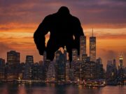 King Kong 1976: il colosso meccanico di Rambaldi che il pubblico non vide quasi mai Sagoma di un gorilla gigante in controluce su uno skyline di New York al tramonto, richiamo al King Kong del 1976