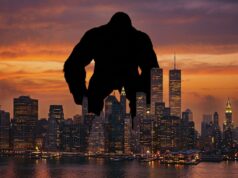 King Kong 1976: il colosso meccanico di Rambaldi che il pubblico non vide quasi mai Sagoma di un gorilla gigante in controluce su uno skyline di New York al tramonto, richiamo al King Kong del 1976