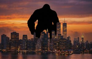 King Kong 1976: il colosso meccanico di Rambaldi che il pubblico non vide quasi mai Sagoma di un gorilla gigante in controluce su uno skyline di New York al tramonto, richiamo al King Kong del 1976