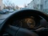 Il motore torna ai tragitti brevi dopo le vacanze: quanti km servono davvero per scaldarlo Cruscotto auto con lancetta della temperatura del motore ancora bassa durante un tragitto urbano al mattino dopo il rientro dalle vacanze
