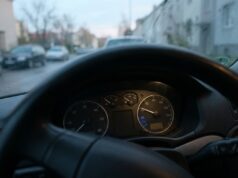 Il motore torna ai tragitti brevi dopo le vacanze: quanti km servono davvero per scaldarlo Cruscotto auto con lancetta della temperatura del motore ancora bassa durante un tragitto urbano al mattino dopo il rientro dalle vacanze