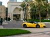 Dubai e la cultura delle supercar: perché la città è diventata un paradiso per gli appassionati di motori Supercar gialla sportiva in strada a Dubai per il noleggio auto di lusso