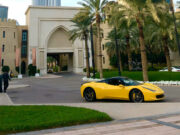 Dubai e la cultura delle supercar: perché la città è diventata un paradiso per gli appassionati di motori Supercar gialla sportiva in strada a Dubai per il noleggio auto di lusso