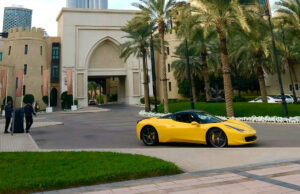Dubai e la cultura delle supercar: perché la città è diventata un paradiso per gli appassionati di motori Supercar gialla sportiva in strada a Dubai per il noleggio auto di lusso