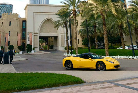 Dubai e la cultura delle supercar: perché la città è diventata un paradiso per gli appassionati di motori Supercar gialla sportiva in strada a Dubai per il noleggio auto di lusso