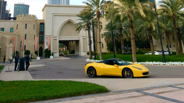 Supercar gialla sportiva in strada a Dubai per il noleggio auto di lusso