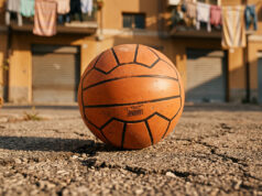 Il Super Santos e il mistero mai risolto su chi lo ha davvero inventato Pallone Super Santos arancione usato su asfalto di un cortile italiano, ricordo degli anni '90