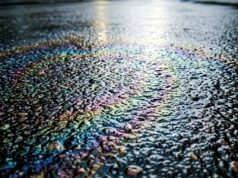 Perché i primi minuti di pioggia sono più pericolosi di un vero temporale Pellicola oleosa iridescente sull'asfalto bagnato nei primi minuti di pioggia dopo un periodo di siccità