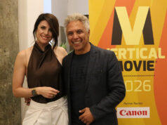 VerticalMovie 2026 a Roma dal 29 settembre: tre giorni di cinema verticale, ingresso gratuito Jennifer Mischiati e Salvatore Marino in posa davanti al pannello del VerticalMovie 2026, il festival del cinema verticale a Roma