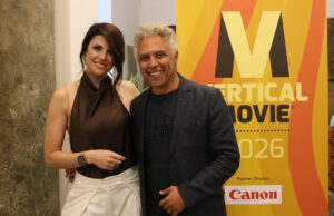 VerticalMovie 2026 a Roma dal 29 settembre: tre giorni di cinema verticale, ingresso gratuito Jennifer Mischiati e Salvatore Marino in posa davanti al pannello del VerticalMovie 2026, il festival del cinema verticale a Roma
