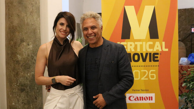 Pannello del VerticalMovie 2026 Jennifer Mischiati e Salvatore Marino in posa davanti al pannello del VerticalMovie 2026, il festival del cinema verticale a Roma