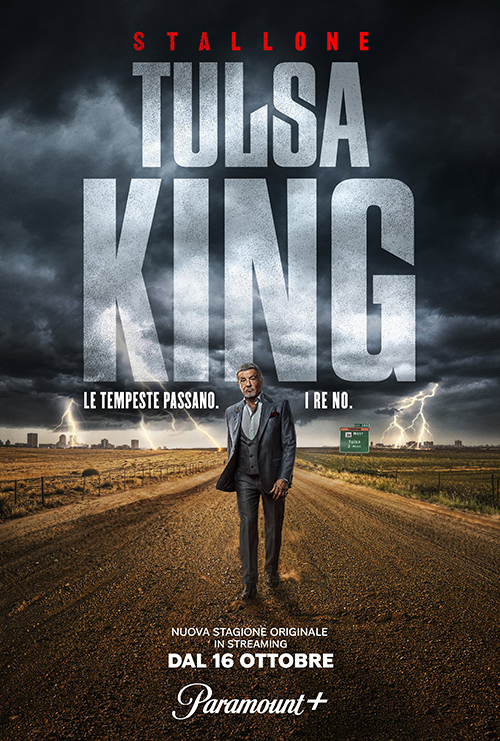 Locandina italiana della quarta stagione di Tulsa King, con Sylvester Stallone su una strada sterrata dell'Oklahoma sotto un cielo in tempesta