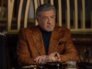 “Tulsa King 4” dal 16 ottobre: perché Stallone ha aspettato cinquant’anni prima di una serie TV Sylvester Stallone nei panni di Dwight Manfredi, seduto al tavolo di un locale con un sigaro in mano, in una scena della quarta stagione di Tulsa King