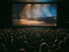 Ultimo supera Vasco Rossi al box office: il film del concerto a Tor Vergata batte un record Sala cinematografica gremita durante la proiezione del film-concerto di Ultimo a Tor Vergata