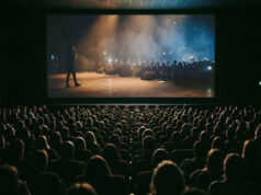 Ultimo supera Vasco Rossi al box office: il film del concerto a Tor Vergata batte un record Sala cinematografica gremita durante la proiezione del film-concerto di Ultimo a Tor Vergata