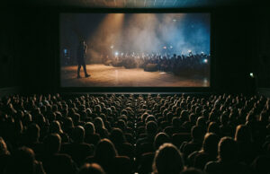Ultimo supera Vasco Rossi al box office: il film del concerto a Tor Vergata batte un record Sala cinematografica gremita durante la proiezione del film-concerto di Ultimo a Tor Vergata