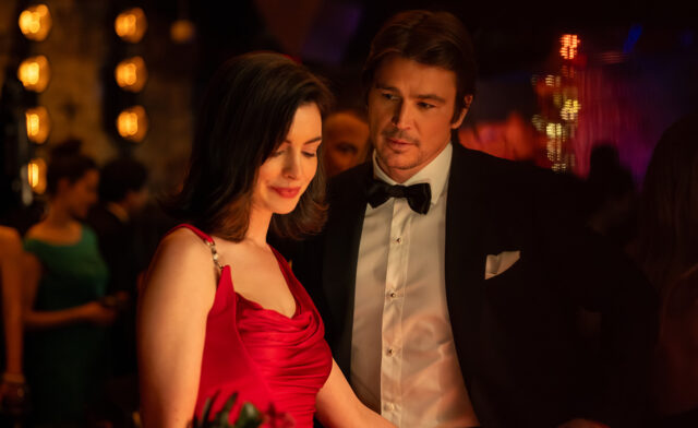 Anne Hathaway nel ruolo di Verity Crawford e Josh Hartnett in quello di Jeremy Crawford in una scena del film Verity