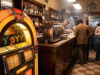 Il 45 giri dei jukebox nei bar italiani: perché non si trovava in negozio Jukebox vintage acceso in un bar italiano degli anni '70, con dischi a 45 giri visibili dietro il vetro e avventori al bancone sullo sfondo
