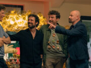 “Maschi Veri 2” su Netflix dal 7 ottobre: il dettaglio spagnolo che la serie italiana non dice I quattro protagonisti di Maschi Veri 2 ridono insieme a una festa, in una scena della seconda stagione su Netflix