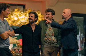 “Maschi Veri 2” su Netflix dal 7 ottobre: il dettaglio spagnolo che la serie italiana non dice I quattro protagonisti di Maschi Veri 2 ridono insieme a una festa, in una scena della seconda stagione su Netflix