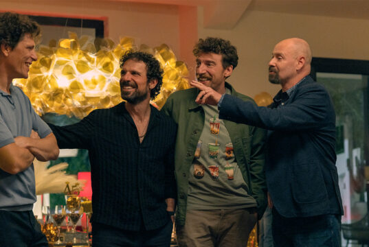“Maschi Veri 2” su Netflix dal 7 ottobre: il dettaglio spagnolo che la serie italiana non dice I quattro protagonisti di Maschi Veri 2 ridono insieme a una festa, in una scena della seconda stagione su Netflix