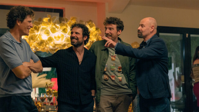 Maschi veri 2: il cast nella seconda stagione Netflix I quattro protagonisti di Maschi Veri 2 ridono insieme a una festa, in una scena della seconda stagione su Netflix