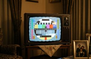 Il monoscopio Rai restava in onda per ore ogni giorno: il motivo per cui nessuno lo spegneva Un televisore a tubo catodico in un salotto di inizio anni Ottanta che mostra il monoscopio a colori, appoggiato su un mobiletto in legno con un centrino di pizzo.