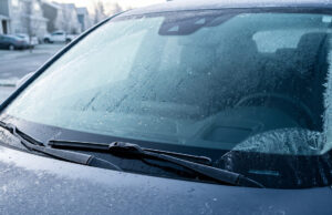 Il freddo di questo weekend mette a rischio la batteria dell’auto: il segnale che in pochi notano Parabrezza di un'auto coperto di gelo in una fredda mattina d'autunno, il segnale del freddo che mette a rischio la batteria