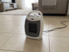 Stufetta elettrica ripresa dal magazzino: il controllo che evita un incendio in casa Stufetta elettrica portatile accesa sul pavimento di un salotto, con il cavo collegato alla presa a muro