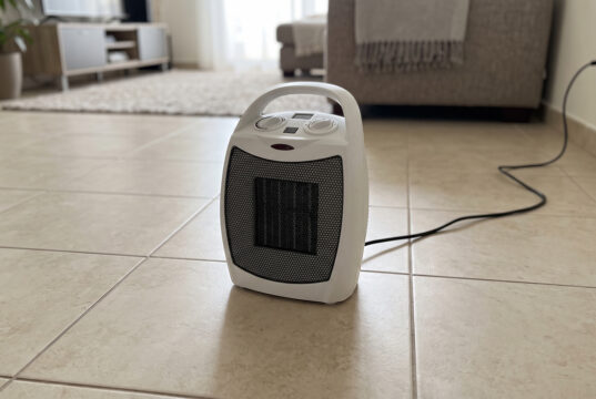 Stufetta elettrica ripresa dal magazzino: il controllo che evita un incendio in casa Stufetta elettrica portatile accesa sul pavimento di un salotto, con il cavo collegato alla presa a muro
