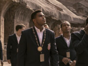 “The Greatest” racconta di Ali un pezzo di vita che nessun altro film aveva mai mostrato Il giovane Cassius Clay con la medaglia d’oro olimpica al collo davanti al Colosseo di Roma, nella serie “The Greatest” di Prime Video