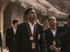 “The Greatest” racconta di Ali un pezzo di vita che nessun altro film aveva mai mostrato Il giovane Cassius Clay con la medaglia d’oro olimpica al collo davanti al Colosseo di Roma, nella serie “The Greatest” di Prime Video