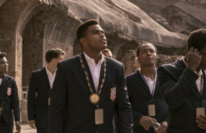 “The Greatest” racconta di Ali un pezzo di vita che nessun altro film aveva mai mostrato Il giovane Cassius Clay con la medaglia d’oro olimpica al collo davanti al Colosseo di Roma, nella serie “The Greatest” di Prime Video