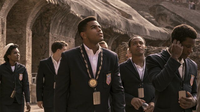 The Greatest: Cassius Clay e la medaglia d’oro di Roma 1960 Il giovane Cassius Clay con la medaglia d’oro olimpica al collo davanti al Colosseo di Roma, nella serie “The Greatest” di Prime Video